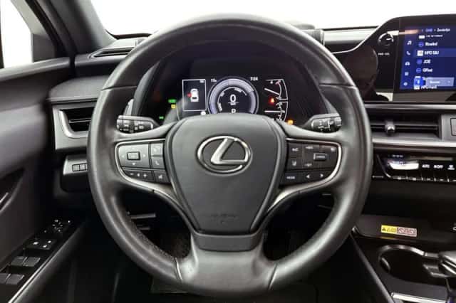 Lexus UX (2024) thumbnail 17