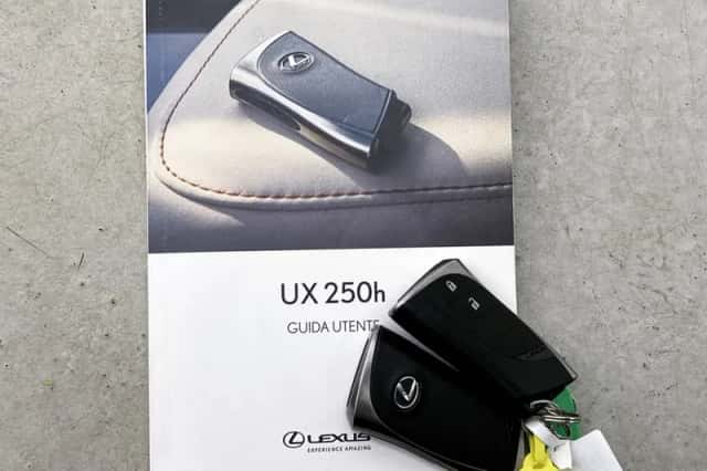 Lexus UX (2024) thumbnail 30