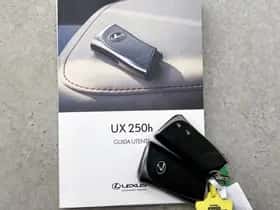 Lexus UX (2024) thumbnail 30