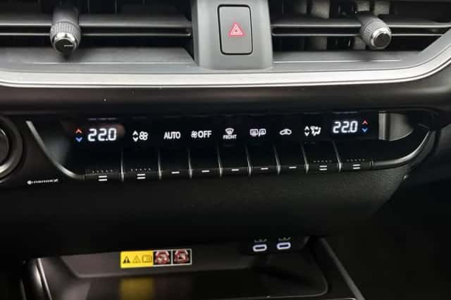 Lexus UX (2024) thumbnail 9