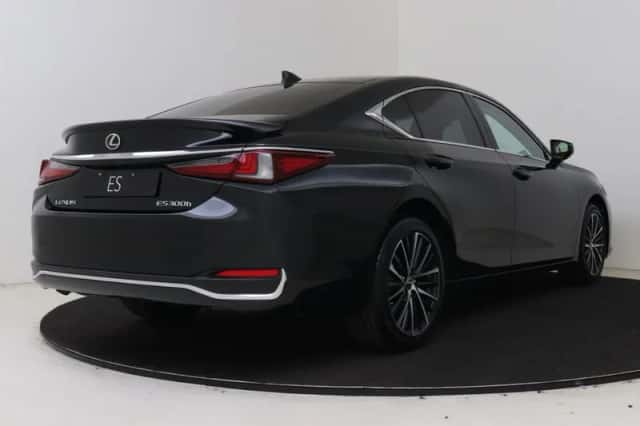 Lexus ES (2025) thumbnail 2