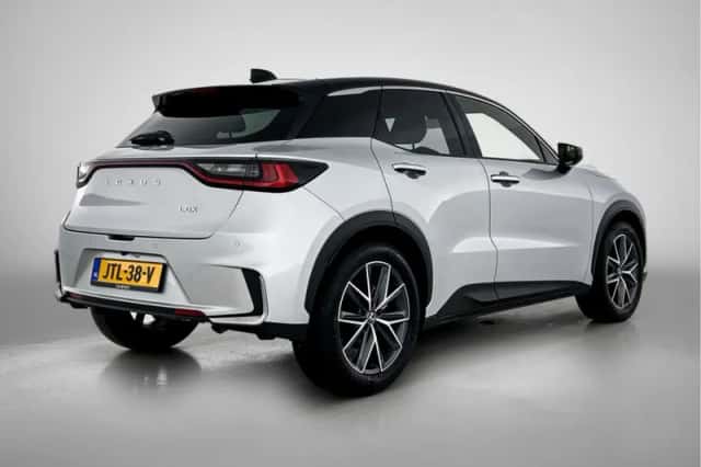 Lexus LBX (2024) thumbnail 2