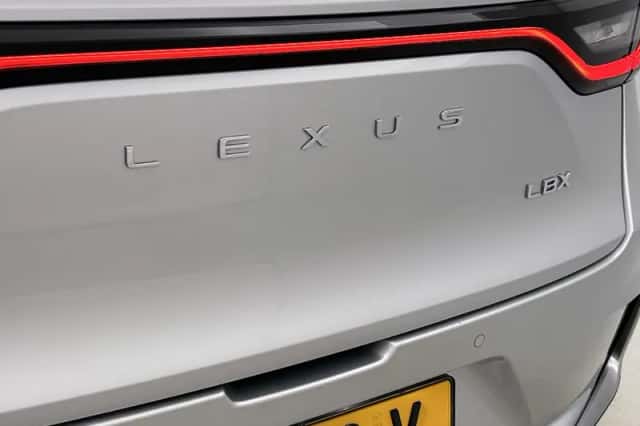 Lexus LBX (2024) thumbnail 19