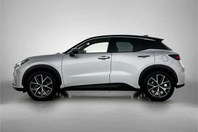 Lexus LBX (2024) thumbnail 3