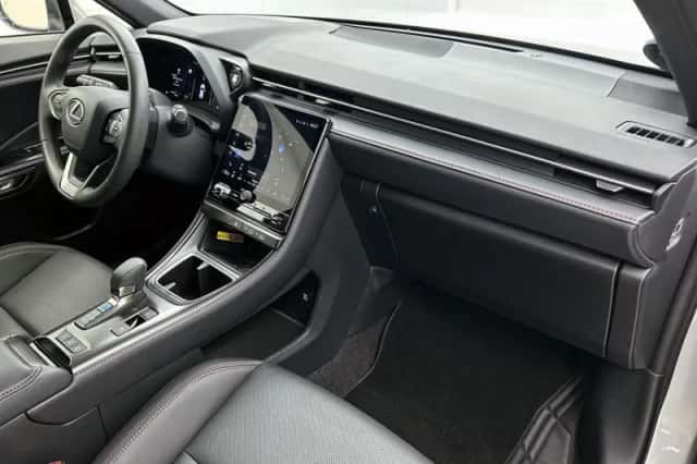Lexus LBX (2024) thumbnail 6