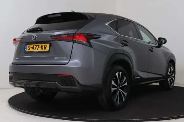 Lexus NX (2018) thumbnail 2