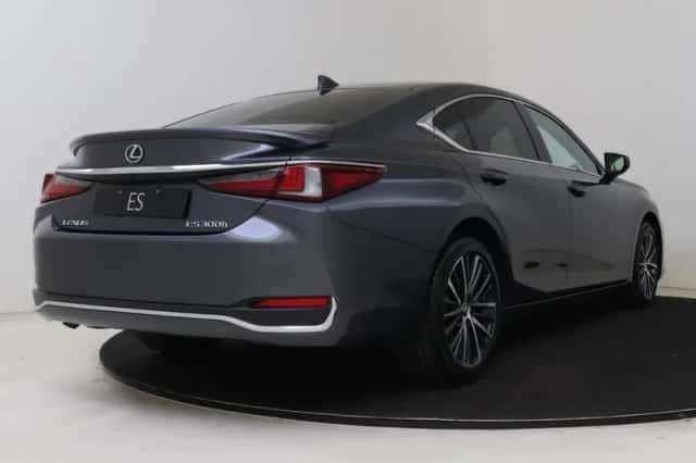 Lexus ES (2025) thumbnail 2