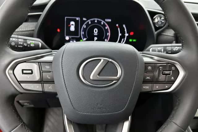 Lexus LBX (2024) thumbnail 17