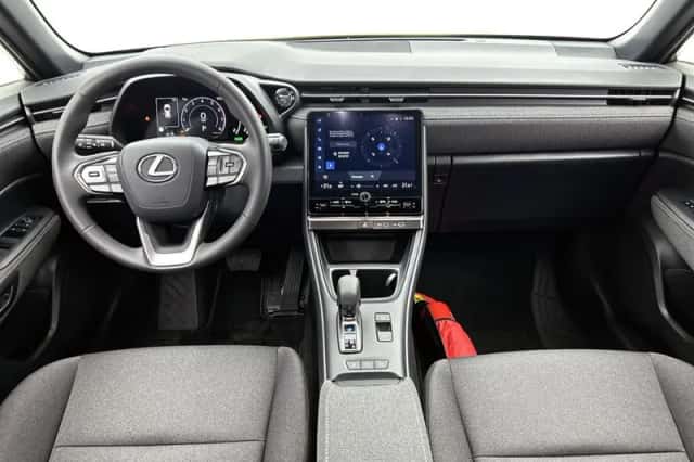 Lexus LBX (2024) thumbnail 4