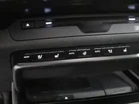 Lexus UX (2019) thumbnail 33