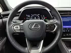 Lexus LBX (2024) thumbnail 17
