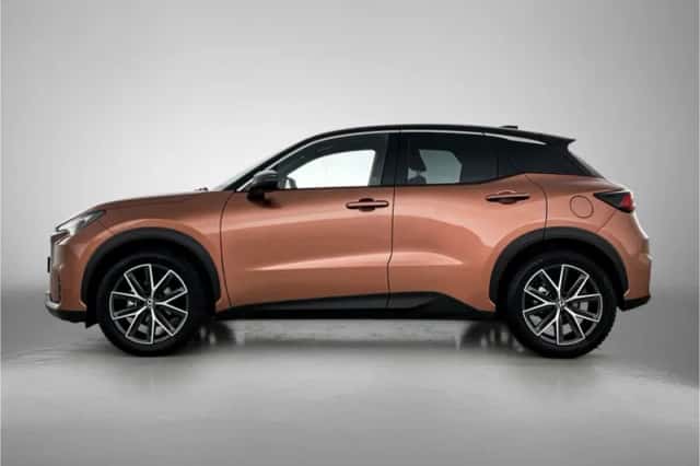 Lexus LBX (2024) thumbnail 3