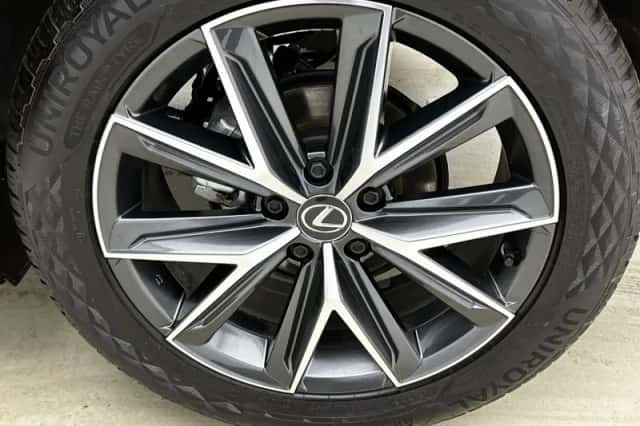 Lexus LBX (2024) thumbnail 23