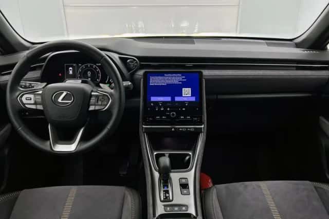 Lexus LBX (2024) thumbnail 4