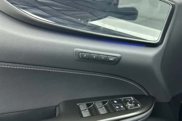 Lexus NX (2022) thumbnail 25