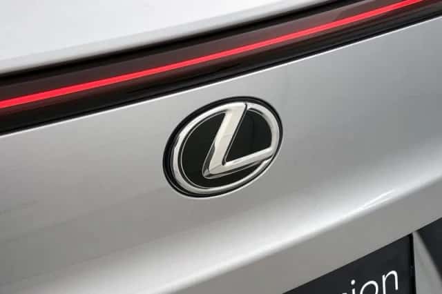 Lexus UX (2024) thumbnail 18