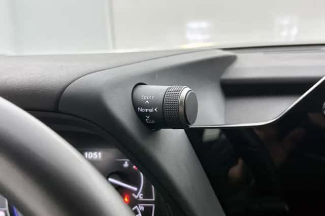 Lexus UX (2024) thumbnail 31