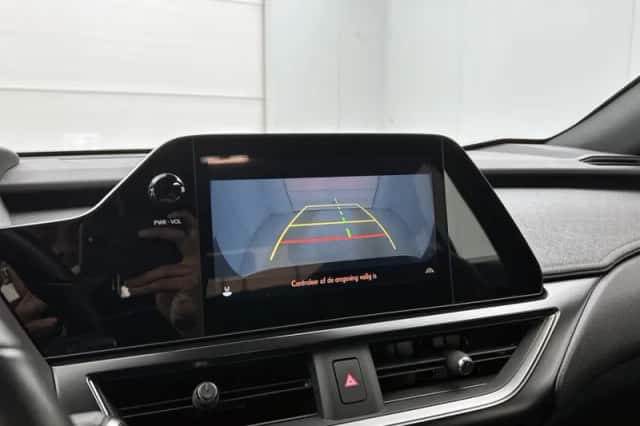Lexus UX (2024) thumbnail 8