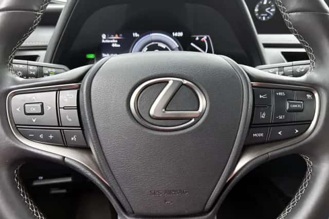 Lexus UX (2022) thumbnail 17