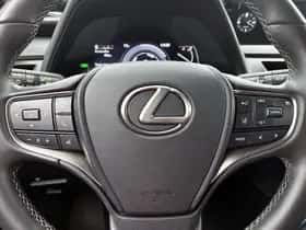 Lexus UX (2022) thumbnail 17