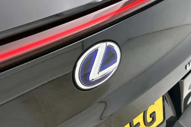 Lexus UX (2022) thumbnail 18