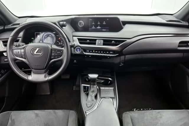Lexus UX (2022) thumbnail 4