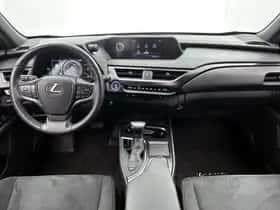 Lexus UX (2022) thumbnail 4