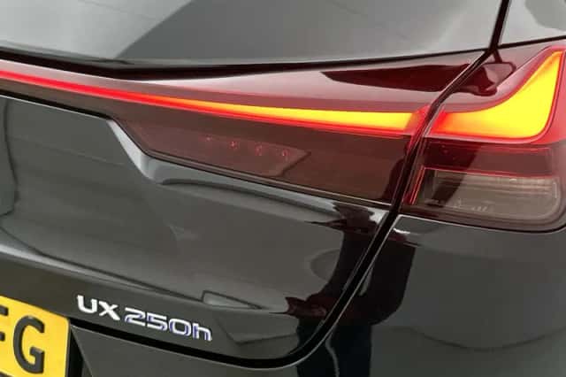 Lexus UX (2022) thumbnail 38