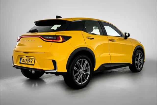 Lexus LBX (2024) thumbnail 2