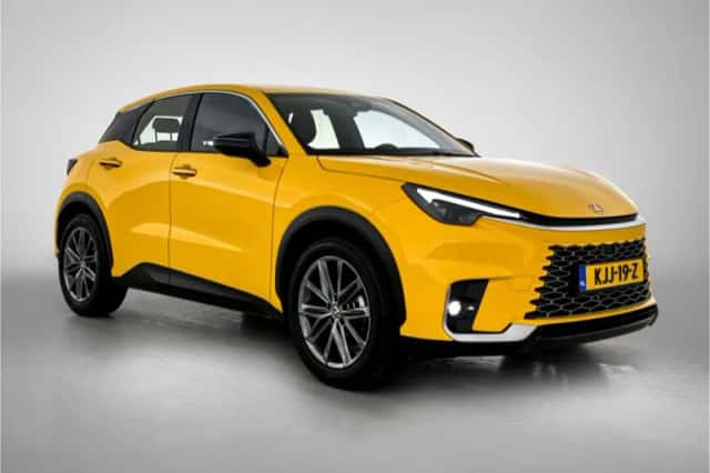 Lexus LBX (2024) thumbnail 12