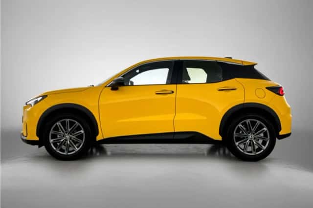 Lexus LBX (2024) thumbnail 3