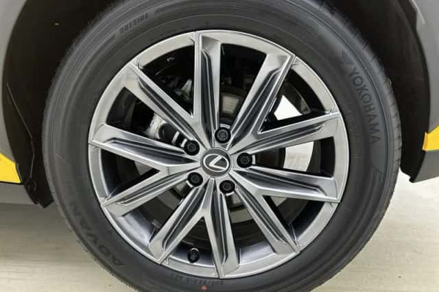 Lexus LBX (2024) thumbnail 22