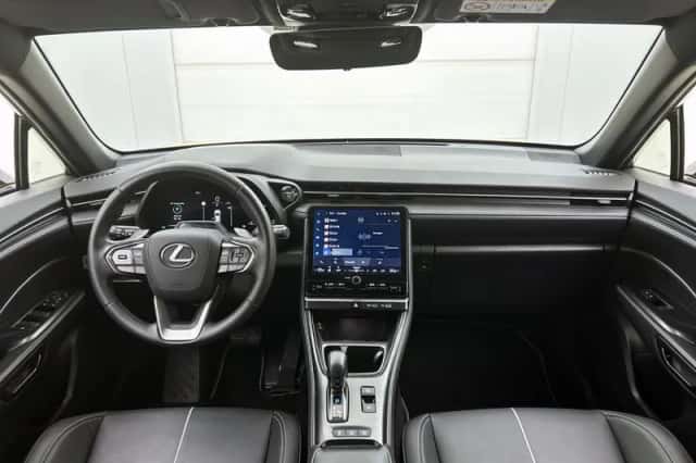 Lexus LBX (2024) thumbnail 4