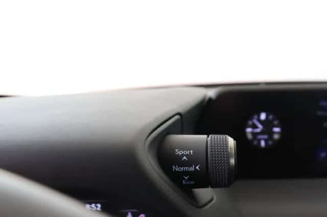 Lexus UX (2019) thumbnail 23