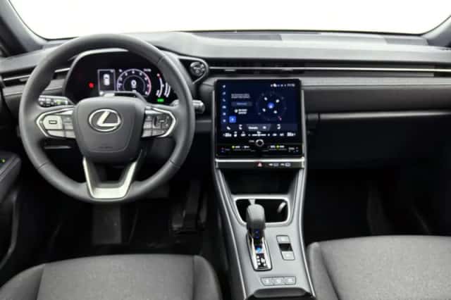 Lexus LBX (2025) thumbnail 4