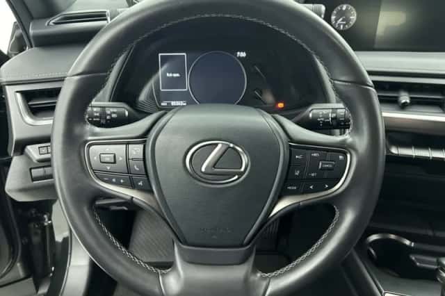 Lexus UX (2021) thumbnail 17