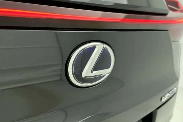 Lexus UX (2021) thumbnail 18