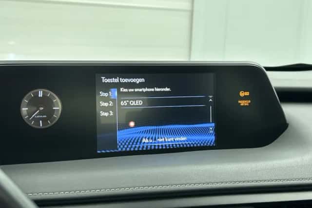 Lexus UX (2021) thumbnail 25