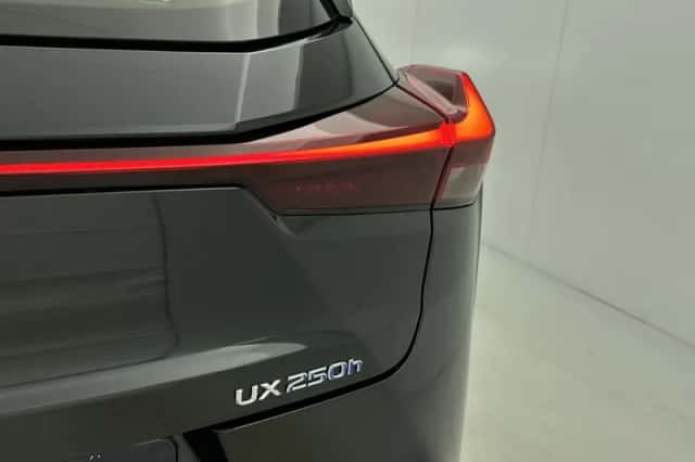 Lexus UX (2021) thumbnail 30