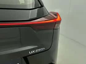 Lexus UX (2021) thumbnail 30