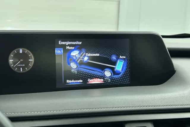Lexus UX (2021) thumbnail 7