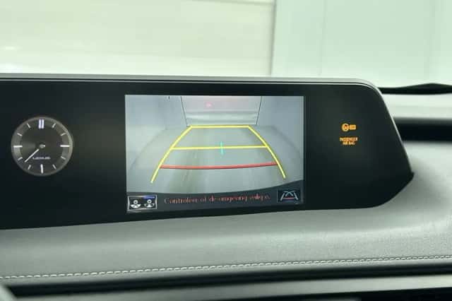 Lexus UX (2021) thumbnail 8