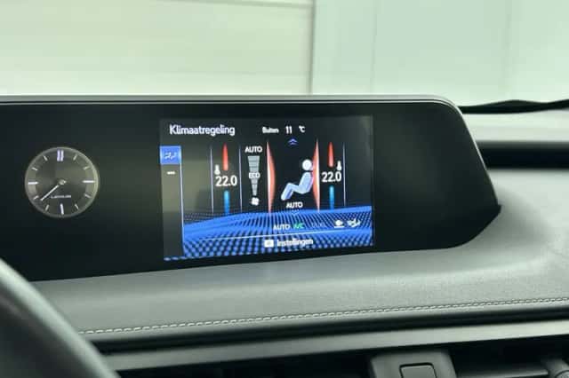 Lexus UX (2021) thumbnail 9
