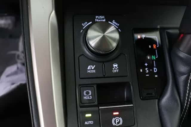 Lexus NX (2019) thumbnail 26
