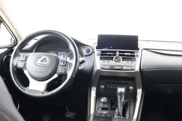 Lexus NX (2019) thumbnail 43