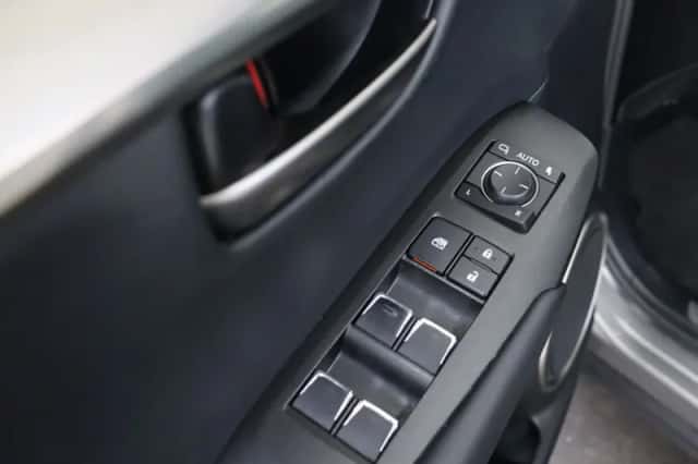 Lexus NX (2019) thumbnail 9