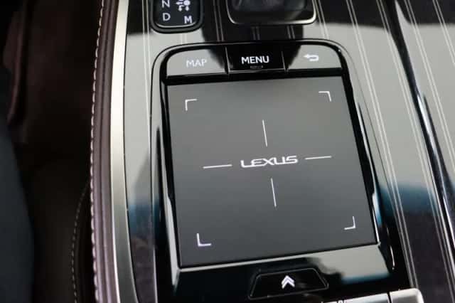 Lexus LS (2019) thumbnail 32