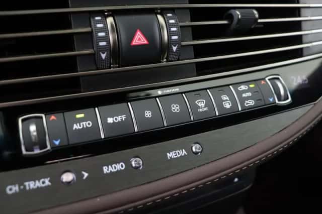 Lexus LS (2019) thumbnail 37