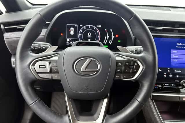 Lexus LBX (2024) thumbnail 17