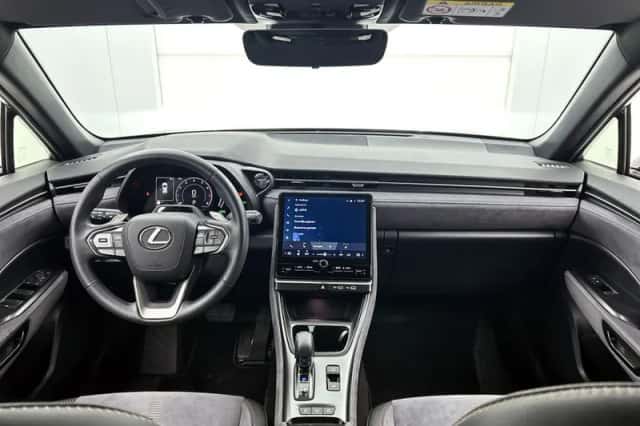Lexus LBX (2024) thumbnail 4